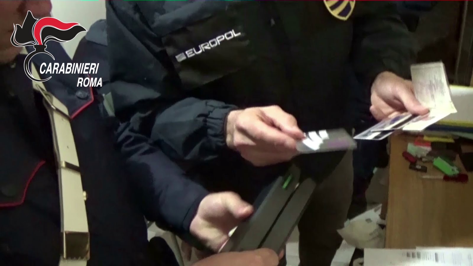 Roma, Carabinieri scoprono e arrestano banda specializzata in furti di carte di credito